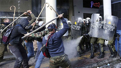 Violentos enfrentamientos entre agricultores y policía en Atenas Violentos enfrentamientos entre agricultores y policía en Atenas