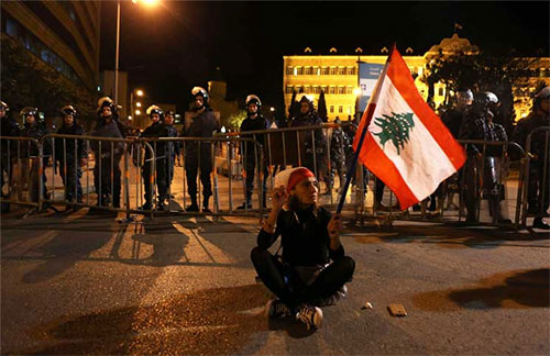 despliegue policial ante la sede del Gobierno en Beirut Manifestantes reciben al primer ministro con abucheos y le arrojan objetos