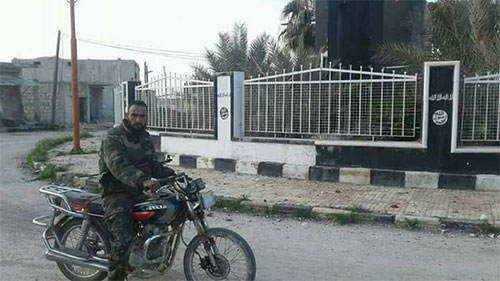 soldado sirio en la ciudad de Deir Hafer tras recuperarla de Daesh Ejército sirio recupera la ciudad de Deir Hafer y otras 27 localidades en Alepo