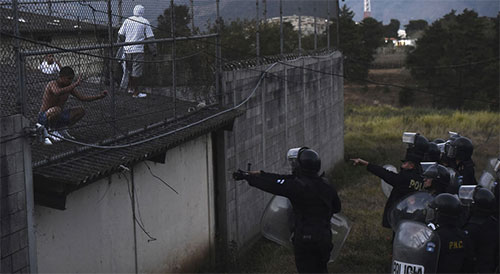 Pandilleros contra policías en Guatemala Pandilleros atacan a policías en Guatemala