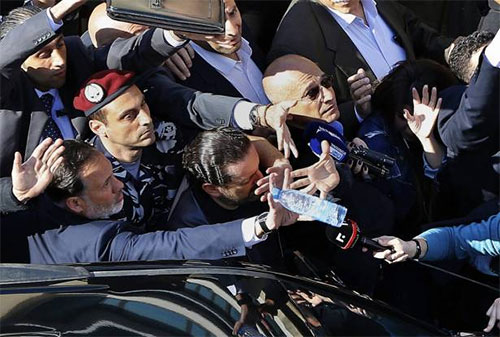 una botella de agua lanzada contra Saad Hariri Manifestantes reciben al primer ministro con abucheos y le arrojan objetos