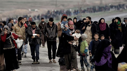 huida masiva de civiles de Mosul Los terroristas de Daesh huyen de Mosul infiltrados entre los desplazados
