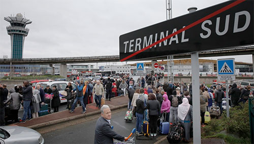 personas evacuadas del aeropuerto Orly Abatido el hombre que arrebató el arma a un soldado en el aeropuerto Orly