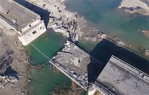 un puente destruido sobre el río Éufrates Daesh recibe refuerzos en su bastión en Al Raqqa