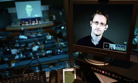 Califican de rumores posible canje de Snowden por Bout