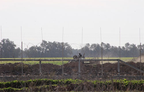 un tanque sionista cerca de la valla de Gaza Un tanque israelí dispara y mata a un palestino en Gaza