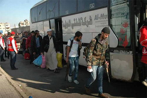 octavo convoy de armados y sus familias abandona Al Waer Continúa la evacuación de un barrio sitiado en la ciudad siria de Homs