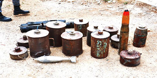Confiscan armas de fabricación israelí y estadounidense en el barrio Al-Waer Confiscan armas de fabricación israelí y estadounidense en el barrio Al-Waer