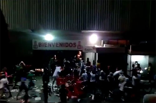 saqueos en la ciudad colombiana de Buenaventura Diez policías heridos en violentos disturbios en una ciudad colombiana