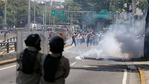 Una marcha de opositores acaba en enfrentamientos con la policía La violencia se cobra otra vida en Venezuela tras 40 días de protestas