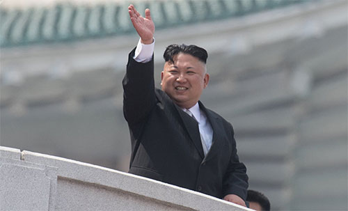 el líder norcoreano, Kim Jong-un Pyongyang tiende la mano a Seúl tras la llegada de Moon