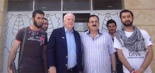 El senador estadounidense John McCain amigo de grupos armados en Siria Para John McCain “Putin es más peligroso que Daesh”