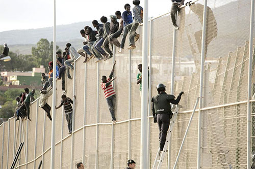 inmigrantes saltan la valla de Melilla Las vallas fronterizas no impiden entrada de inmigrantes