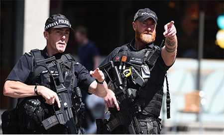 Agentes de la Policía británica Policía británica busca al fabricante de la bomba de Mánchester