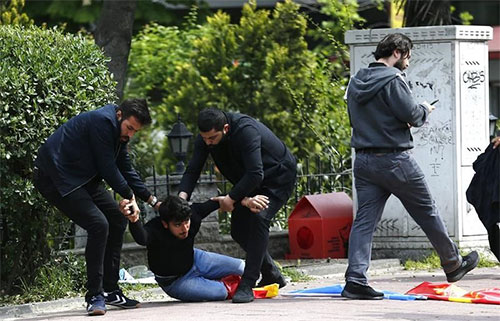 la Policía turca detene a un manifestante en Estambul Policía turca lanza gas contra manifestación del 1 de mayo en Estambul