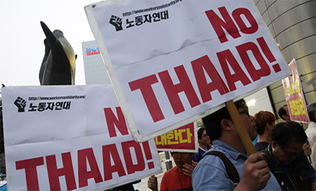 Protestas en Corea del Sur contra el Thaad Surcoreanos presentan una petición para paralizar la construcción del THAAD