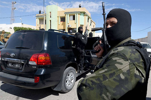 agentes de seguridad durante una operación antiterrorista Mueren dos terroristas en un asalto policial en localidad tunecina