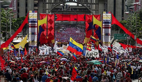 Maduro pide Nueva Constitución y la oposición llama a la rebelión Maduro pide Nueva Constitución y la oposición llama a la rebelión