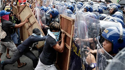 choques entre manifestantes y la policía en Manila