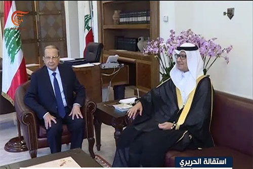 El presidente libanés, Michel Aoun, con el encargado de negocios de Arabia Saudí, Walid al Bujari El presidente libanés exige que Saad Hariri regrese a Líbano