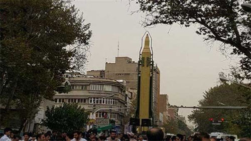 una maqueta a escala real de un misil balístico Irán recuerda la toma del “nido de espías” de EEUU con llamadas a la resistencia