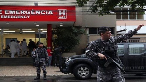 policías en la puerta del hospital