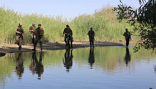 soldados sirios en la orilla este del río Éufrates
