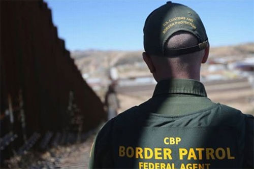 agente de fronteras Una niña mexicana con parálisis cerebral, detenida por agentes fronterizos de EEUU