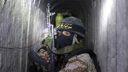 miliciano palestino dentro de un túnel Mueren siete palestinos en bombardeo israelí en túnel en Gaza