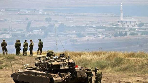 soldados israelíes en los Altos del Golán El enemigo israelí bombardea una posición militar siria en Quneitra