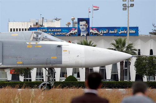 Un avión ruso modelo Su-24 en la base aérea de Hmeimym