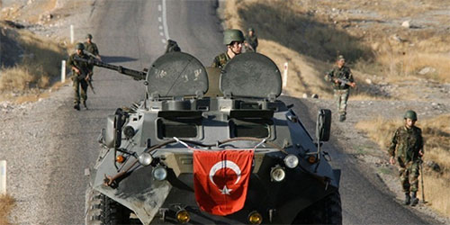 militares turcos en la frontera con Siria Turquía anuncia una operación militar en la provincia siria de Idlib