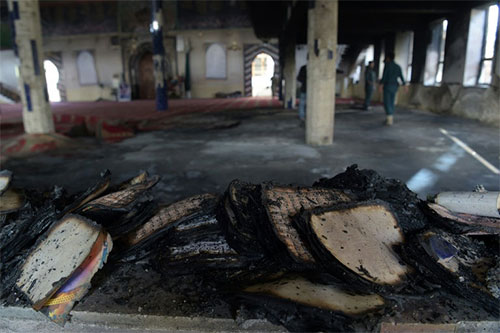ejemplares del Corán quemados en una nezquita
