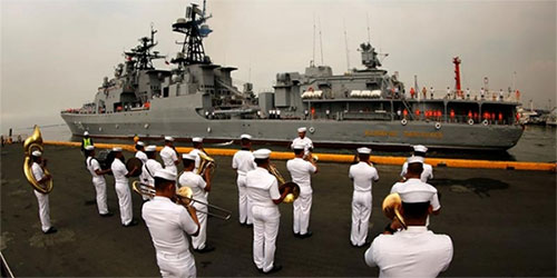 El barco antisubmarino Almirante Panteleyev en el puerto de Manila Rusia entrega a Filipinas una partida de armas “sin condiciones”