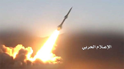 Lanzan un misil balístico contra una base de mando del Ejército Saudí en Yizan Yemen advierte a Arabia Saudita y a sus sicarios