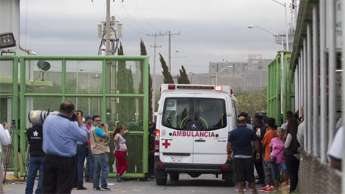 una ambulancia entra al centro penitenciario Mueren trece presos en un motín en una cárcel de México