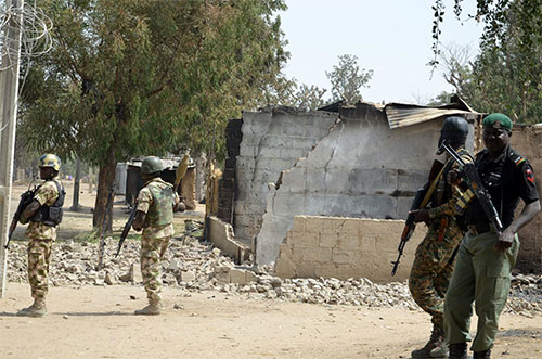 militares nigerianos en el lugar de un atentado Triple atentado de mujeres kamikazes en Nigeria deja 13 muertos y 16 heridos