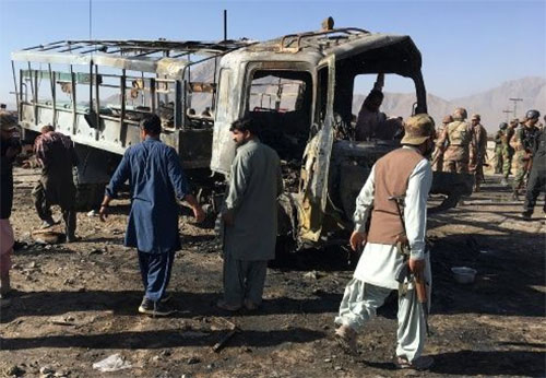 El vehículo quedó totalmente destrozado Varios muertos por una explosión en Pakistán
