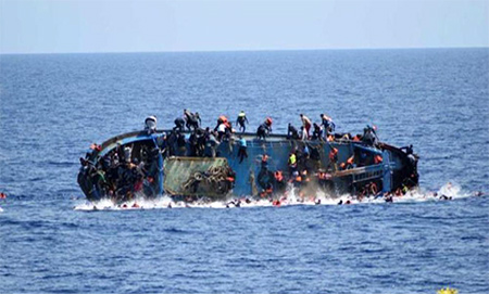 Barcaza con refugiados hundiéndose Más de ocho muertos por choque de una patera con buque militar tunecino