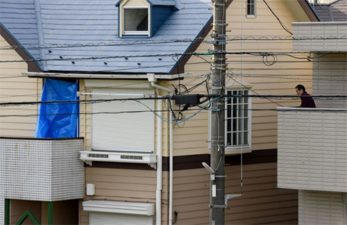 una cortina cubre a la vista el apartamento donde se hallaron los cuerpo Hallan nueve cuerpos, dos de ellos decapitados, en un apartamento de Tokio