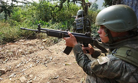 Militares en el Varaem Muere un policía por choque con senderistas en Perú