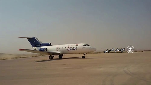 Primeros aviones aterrizan en el aeropuerto de Deir Ezzor Primeros aviones aterrizan en el aeropuerto de Deir Ezzor tras la ruptura del asedio
