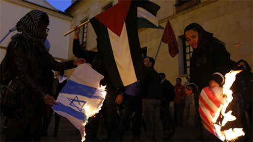 manifestantes queman las banderas israelí y estadounidense en Bogotá Colombianos repudian visita “non grata” de Netanyahu