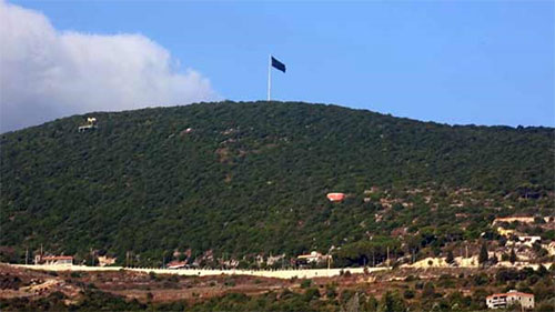 La gigante bandera es avistada desde una distancia de decenas de kilómetros Hezbolá instala el emblema de “Hussein” en uno de los montes más elevados de Líbano