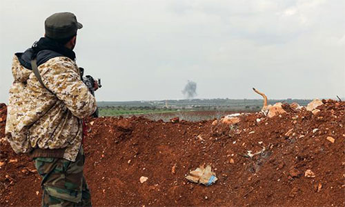 soldado sirio en el norte de Hama Ejército sirio y sus aliados capturan a 25 terroristas de Daesh