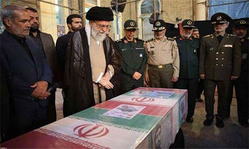 Ali Jamenei reza por el alma de Hoyayí sobre su ataúd