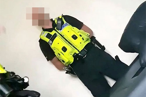 Un vídeo revela un nuevo caso de racismo de la policía en Reino Unido Un vídeo revela un nuevo caso de racismo de la policía en Reino Unido