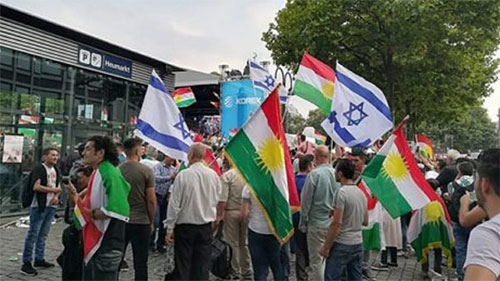 banderas kurdas junto a las sionistas