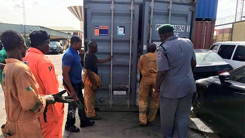 La Aduana en Lagos incauta un contenedor con mil 100 fusiles Las autoridades nigerianas confiscan un impresionante alijo de armas