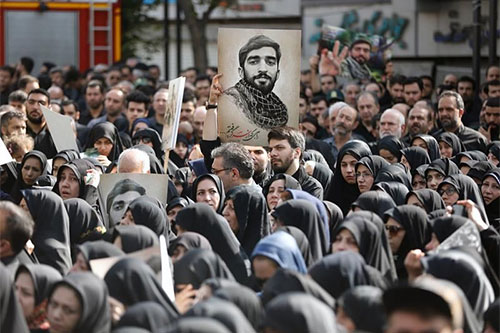 Masivo funeral para honrar al militar iraní decapitado por Daesh en Siria